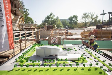 Primarul Sectorului 6, Gabriel Mutu, verifica stadiul lucrarilor de reconstructie a Centrului Cultural European 'Favorit' - fostul Cinematograf Favorit, marti, 22 septembrie 2020. Inquam Photos / Ilona Andrei