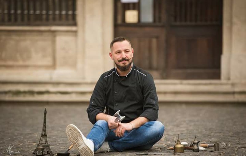REPORTAJ/ Chef Cosmin Toma, bucătarul cu fantezie în bucătarie. Gătește mâncare ”porno” și desert în intestin de porc