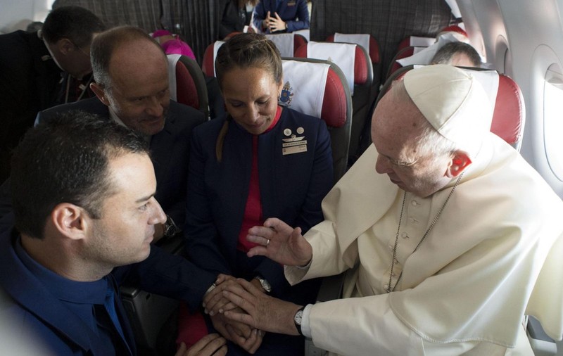 Papa Francisc a căsătorit doi însoțitori de bord în timpul unui zbor cu avionul în Chile