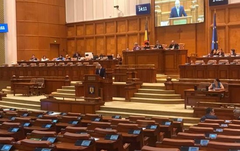 Moţiunea de cenzură a fost citită într-un Parlament aproape gol. Votul se dă marți