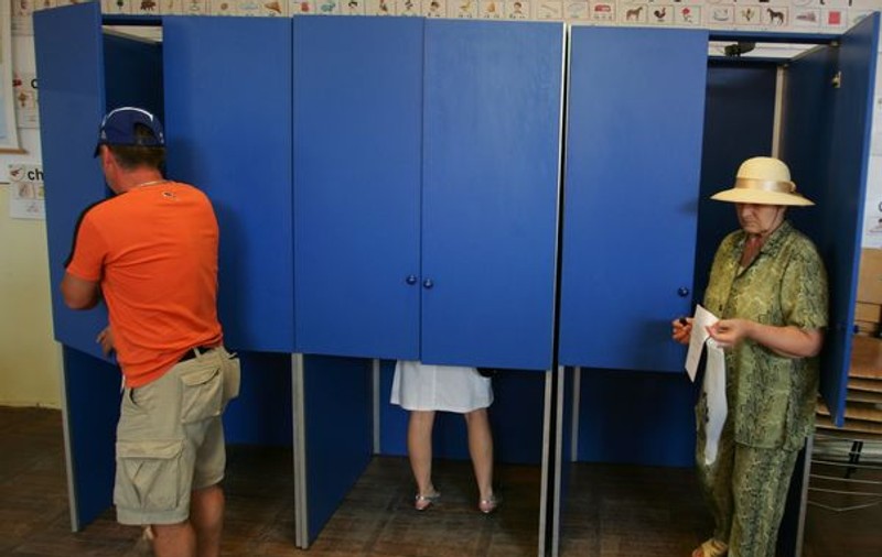 Vezi cum ar putea fi opriţi alegătorii să intre cu telefoane în cabina de vot!