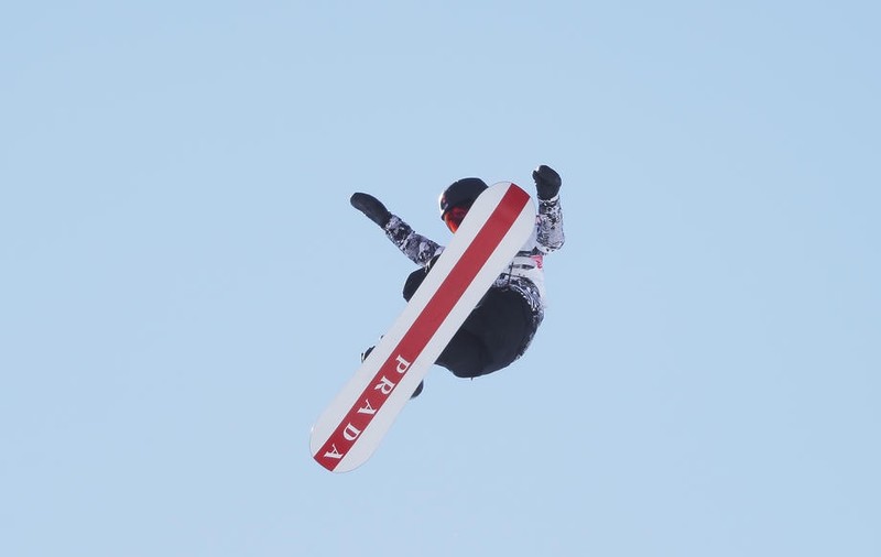 O americană a cucerit argintul olimpic, după ce a concurat pe un snowboard creat de un brand de lux. Cât costă placa
