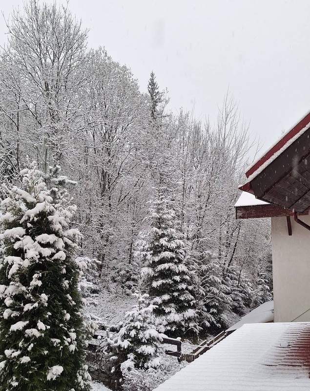 Strat de zăpadă în mai multe orașe montane, cu o zi înainte de minivacanța de 1 Mai. Zonele afectate de ninsoare și ger