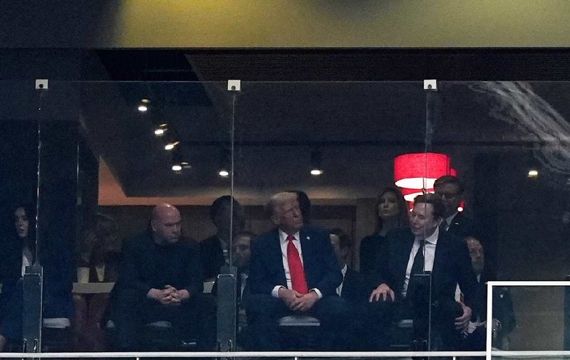 „Mi-a fost dor de tine”: discuția dintre Trump și Musk de la funeraliile lui Charlie Kirk, dezvăluită de un cititor pe buze