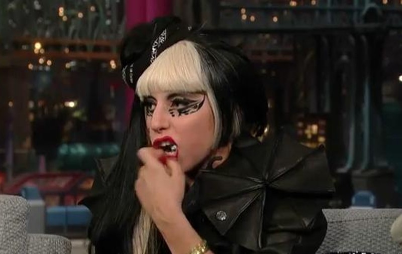 Video | Lady GaGa i-a mâncat desfăşurătorul lui David Letterman, în direct