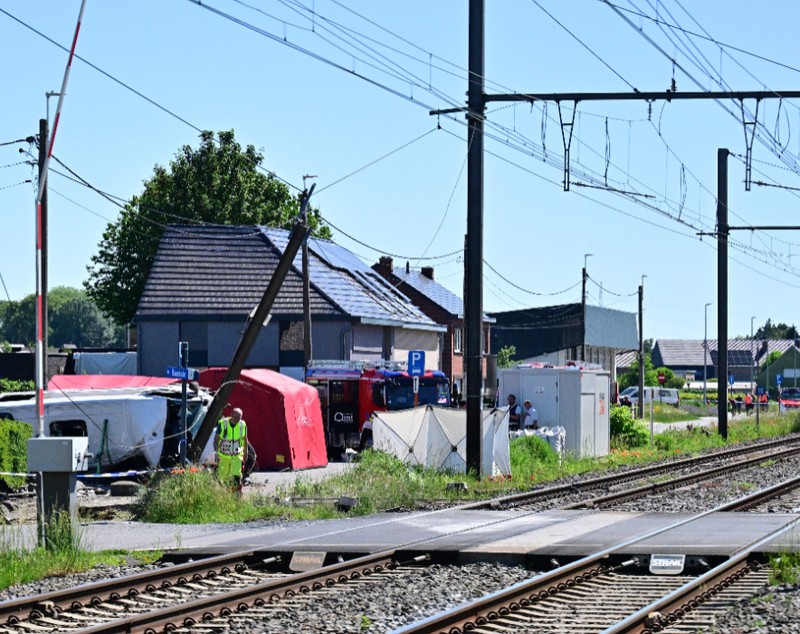 Patru morți, între ei doi copii, într-un microbuz școlar lovit de un tren, în Belgia