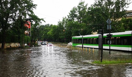 Stația de tramvai și intersecția de la Piața Preisei au fost inundate după ploile torențiale de luni. Foto: Facebook / Info Trafic București și Ilfov