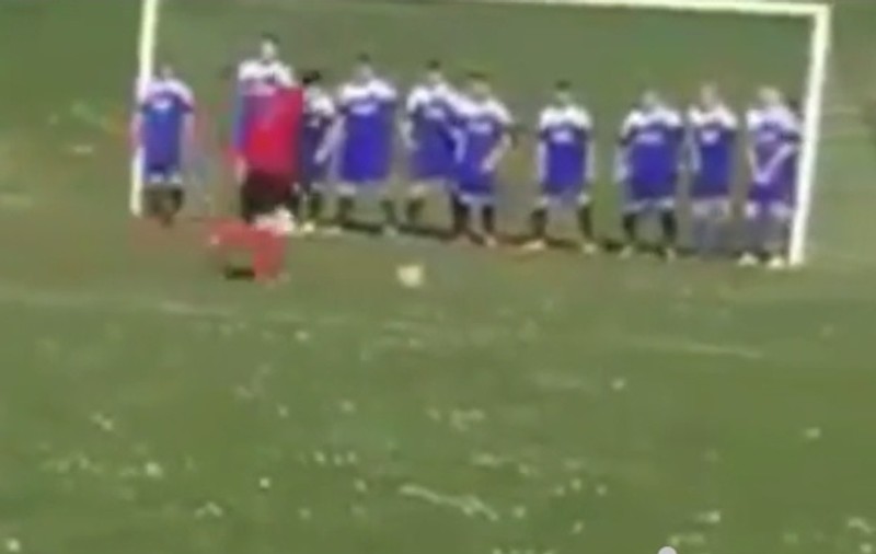 Cea mai tare ”autobază” din fotbal: zece jucători pe linia porții! Scenele incredibile s-au petrecut în Anglia | VIDEO
