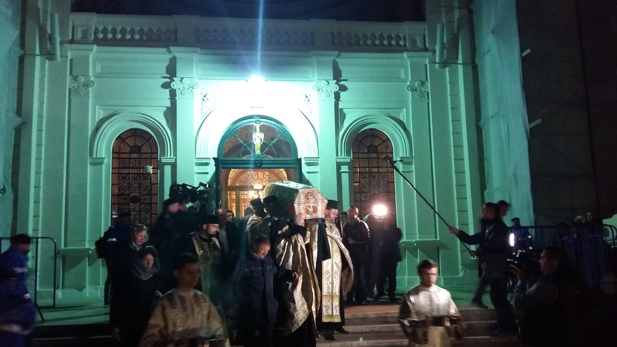 Racla cu moaștele Sfintei Parascheva, scoasă din Catedrala Mitropolitană din Iași