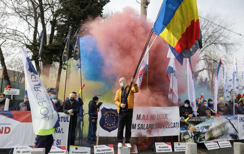Sindicaliștii din Poliție, protest cu fumigene și îmbrânceli cu jandarmii, la Palatul Cotroceni. Jandarmeria a aplicat amenzi de 10.000 de lei