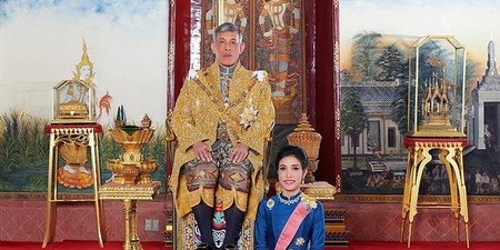 Regele Maja Vajiralongkorn și consoarta regală Sineenat Wongvajirapakdi