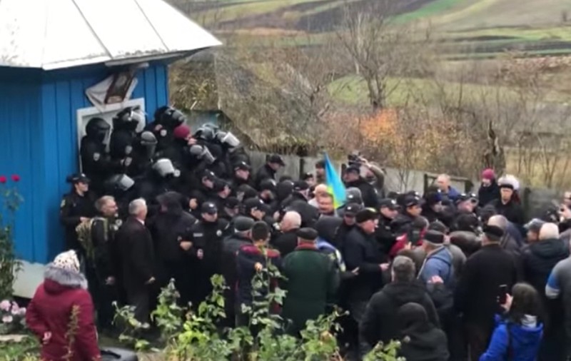 VIDEO. Scene șocante în curtea unei biserici din regiunea Cernăuți: Enoriașii s-au luat la bătaie din motive geopolitice și a fost necesară intervenția poliției