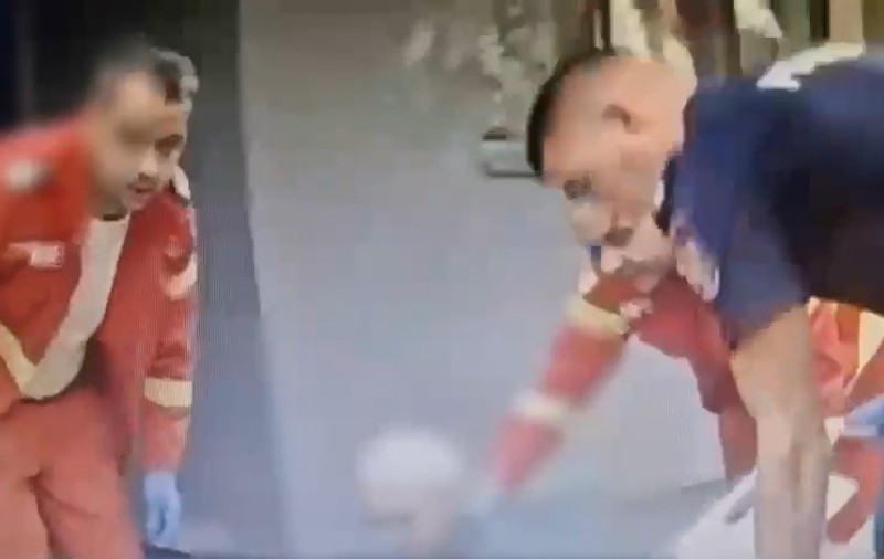 Momentul când un bărbat se aruncă de la balcon și e prins de salvatori, în București