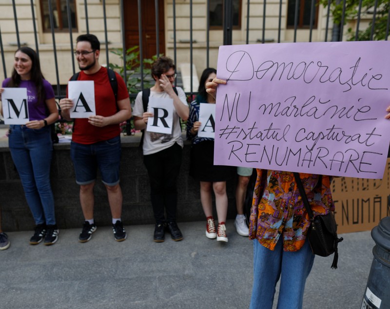 Protest în Piața Victoriei și la sediul AEP, la care a participat și Clotilde Armand: oamenii au cerut renumărarea voturilor