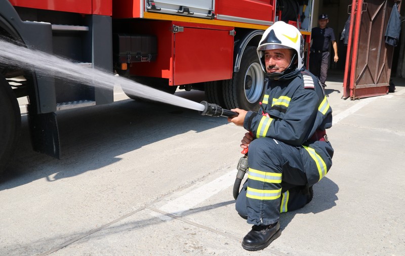 REPORTAJ/ Povestea impresionantă a pompierului-înger care întoarce oamenii din morți. S-a dus înapoi în foc și cenușă ca să salveze hainele de înmormântare ale unui bătrân