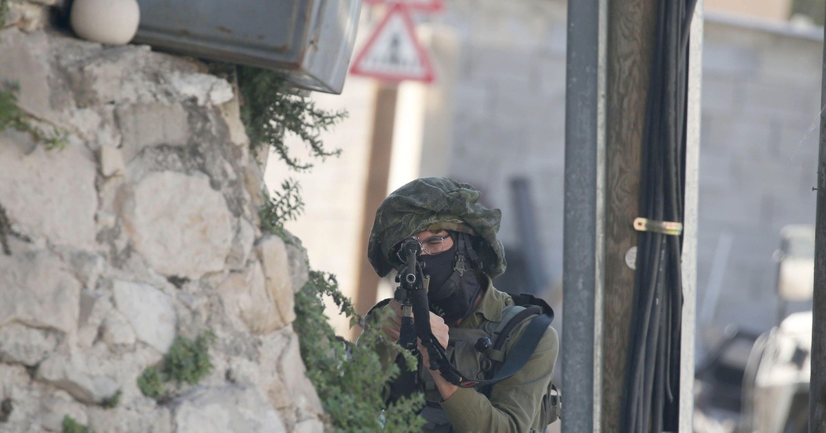 Soldat israelian cu arma in mana