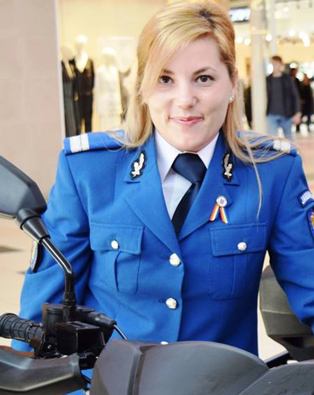REPORTAJ: A lăsat catedra de învățătoare ca să fie "în linia întâi“. Alina e singura femeie jandarm operativ din Brașov/GALERIE FOTO