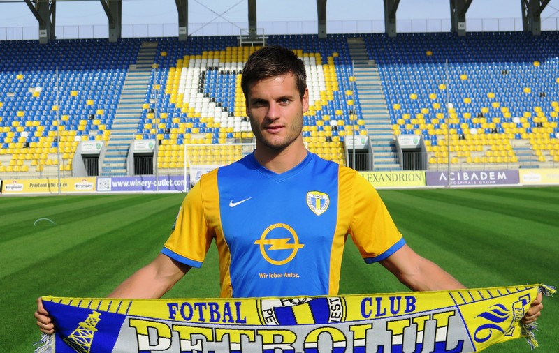 VIDEO / Petrolul a făcut primul transfer din perioada Mulţescu! A adus un fundaş central din Serie B