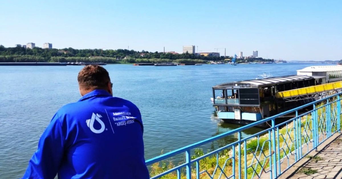 Unangajat de la Apele Române urmărește de pe ponton debitul Dunării, la Giurgiu, 30 iulie 2026