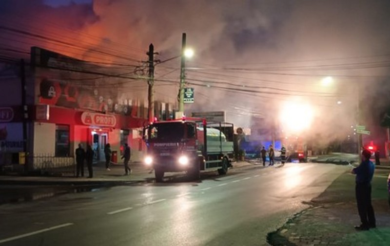 Incendiu puternic la un chioșc cu mici din Suceava, care s-a extins la două clădiri din apropiere