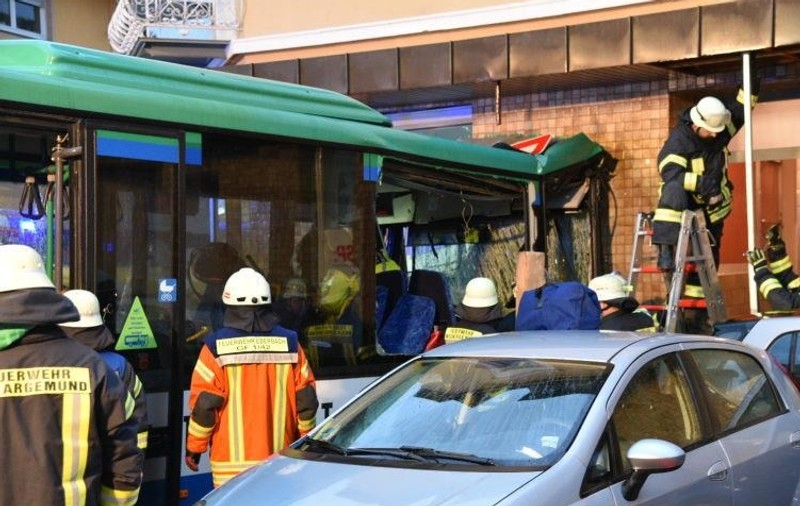Grav accident în Germania. Un autobuz școlar, plin cu elevi, s-a ciocnit de o casă. Zeci de oameni, răniți