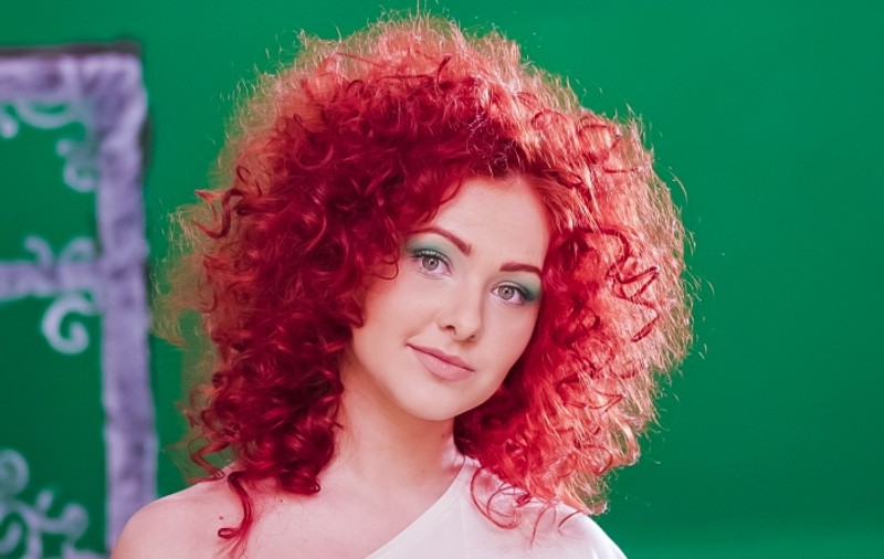Cântăreţa Dya şi-a schimbat radical imaginea pentru videoclipul piesei sale