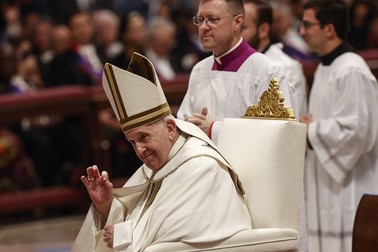 VATICAN, VATICAN CITY, AUGUST 27: Pope Francis waves as he celebrates the consistory in St. Peter's Basilica at the Vatican City Vatican, on August 27, 2022. 20 new cardinals, four of them over eighty, therefore not electors in a future eventual conclave, were created by Pope Francis in the eighth consistory of his pontificate, which was concluded with the vote on canonization of Giovanni Battista Scalabrini and Artemide Zatti. Riccardo De Luca / Anadolu Agency/ABACAPRESS.COM