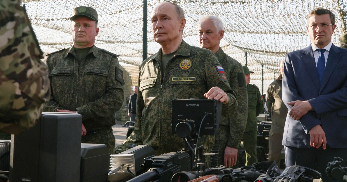 Președintele rus Vladimir Putin în timpul vizitei sale la exercițiile militare comune ruso-belaruse „Zapad 2025” (Vest 2025) la poligonul de antrenament Mulino din regiunea Nijni Novgorod, Rusia