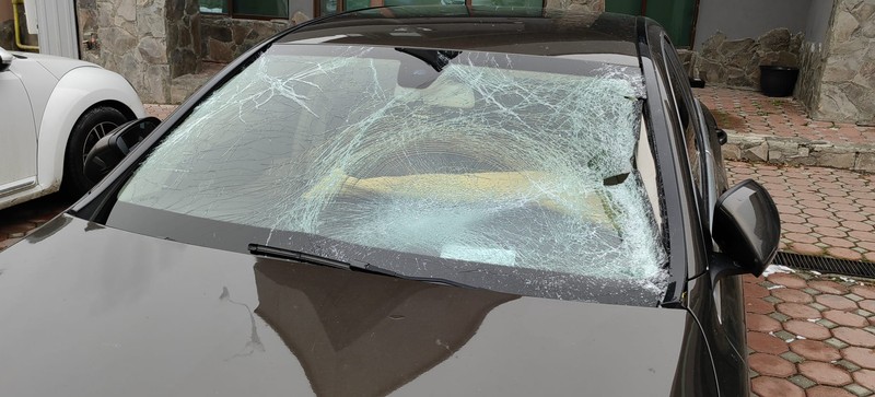 Aşa arăta parbrizul maşinii polițistului, după ce acesta l-a accidentat mortal pe Andrei