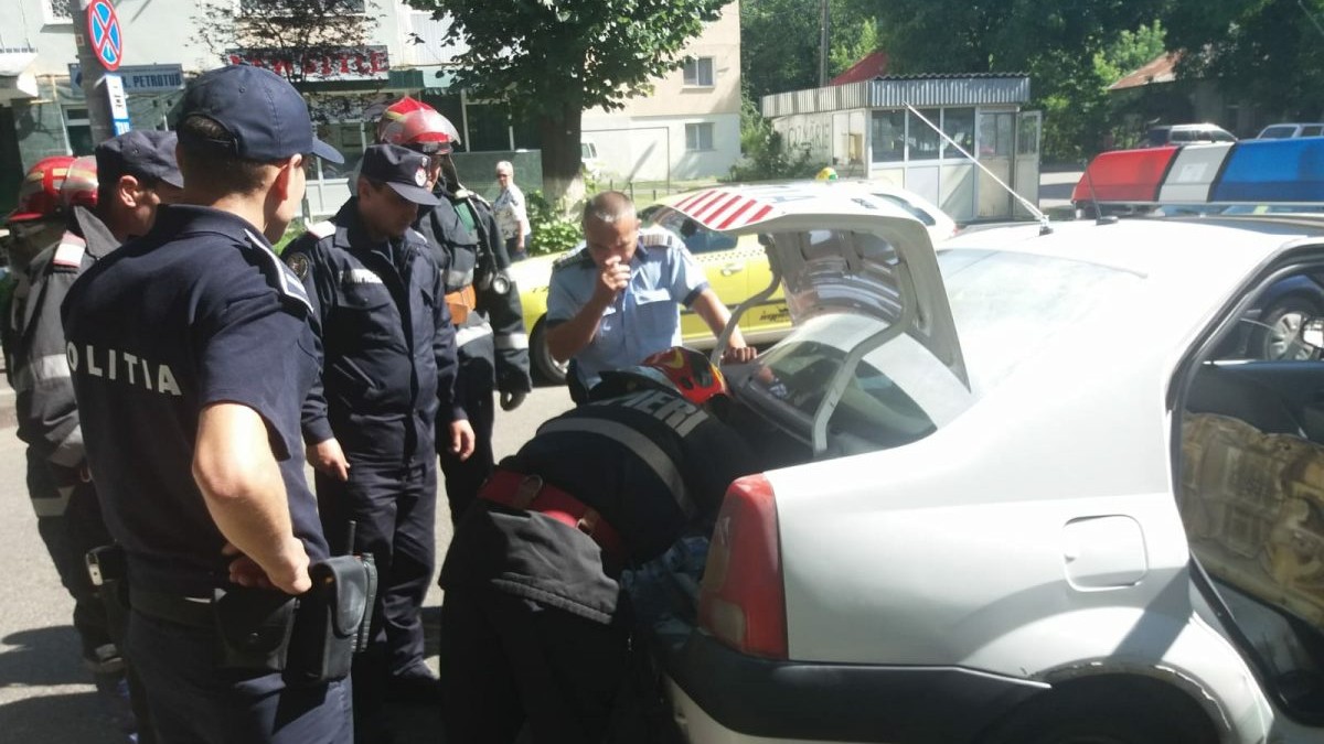 O mașină a Poliției din Roman a luat foc în trafic. Agenții au stins incendiul