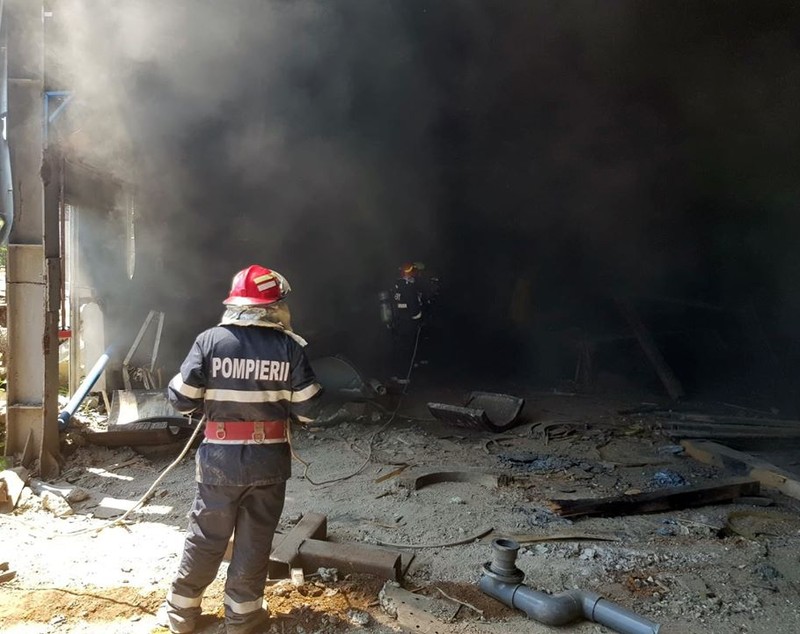 Incendiu la o hală dezafectată a termocentralei Doiceşti din Dâmbovița. Locuitorii din zonă, avertizaţi prin RO-ALERT