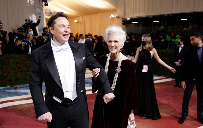 Mama lui Elon Musk doarme într-un garaj când îl vizitează: „Nu poți să ai o casă fancy lângă un loc de lansare a rachetelor”