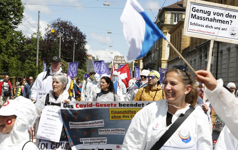 Cum a devenit Elveția „o țară ca oricare alta”. Violențe și politicieni amenințați cu moartea înaintea referendumului pentru certificatul verde
