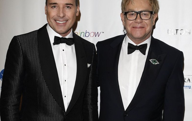 Elton John şi soţul său nu renunţă la ideea de a adopta un copil