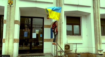 Maria Șandor, simpatizantă AUR, a dat jos steagul Ucrainei de pe Primăria Constanța