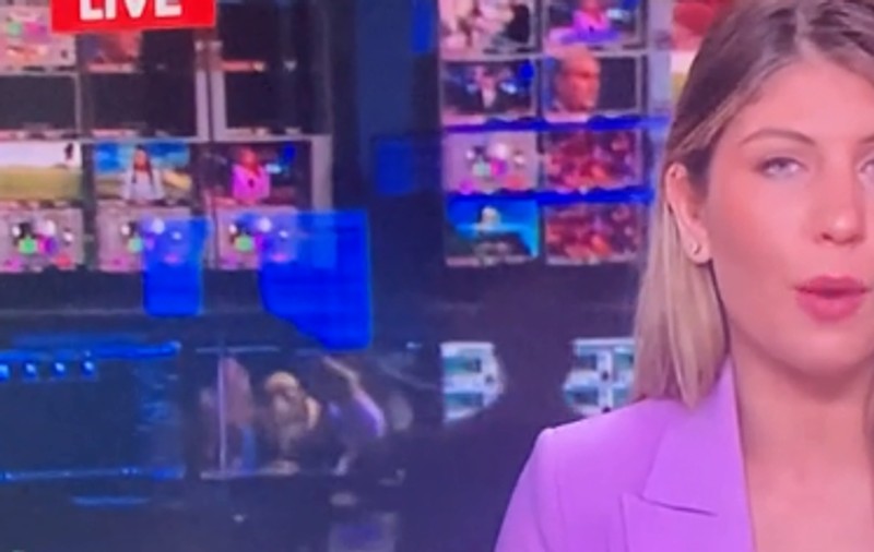 Un editor al unui post TV australian se uită la un film cu Shrek, în timp ce pe post era prezentantă o știre despre căutarea unei persoane dispărute - VIDEO