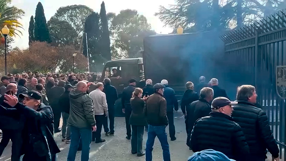 Protestatari din Abhazia au dărâmat poarta Parlamentului cu un camion și au intrat în curte Foto: Profimedia