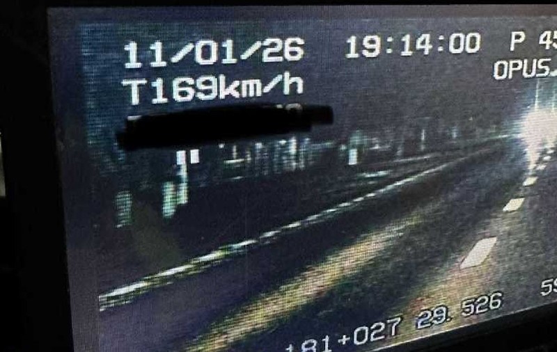 Tânăr șofer din Galați, amendat și lăsat fără permis după ce a circulat cu 169 km/h. A doua zi s-a urcat din nou la volan