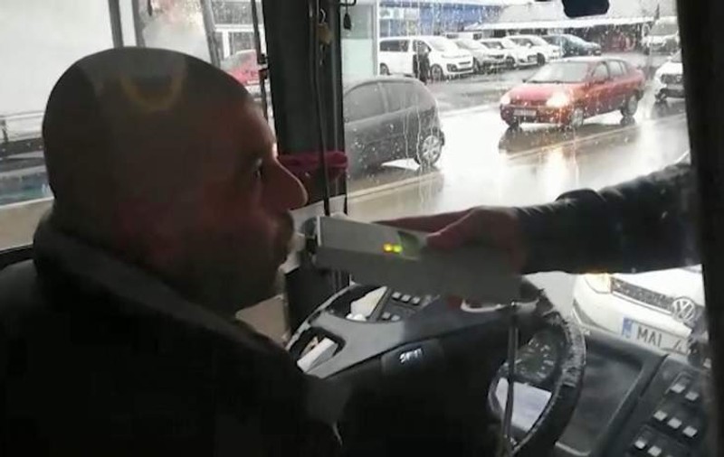 Șofer de autobuz din Brăila, beat la volan. Avea călători în mașină și a fost la un pas de a face accident / VIDEO
