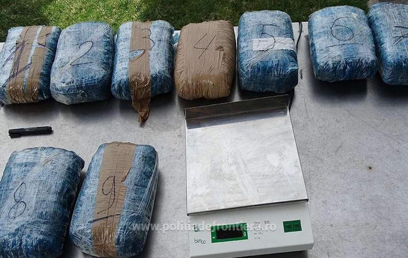 Peste zece kilograme de canabis, capturate în vamă, la Calafat. Drogul, în valoare de 1.000.000 de lei, era ascuns în mașina unui polonez