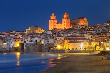 Digul orașului și Catedrala din vechiul oraș medieval Cefalu, aflat în Sicilia, Italia