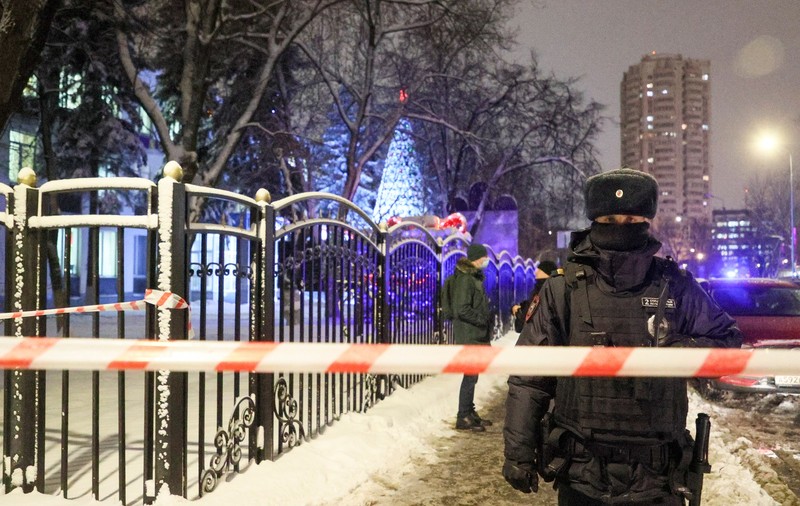 Un bărbat căruia i s-a cerut să-și pună masca a deschis focul într-un centru din Moscova. Doi morți și și trei răniți