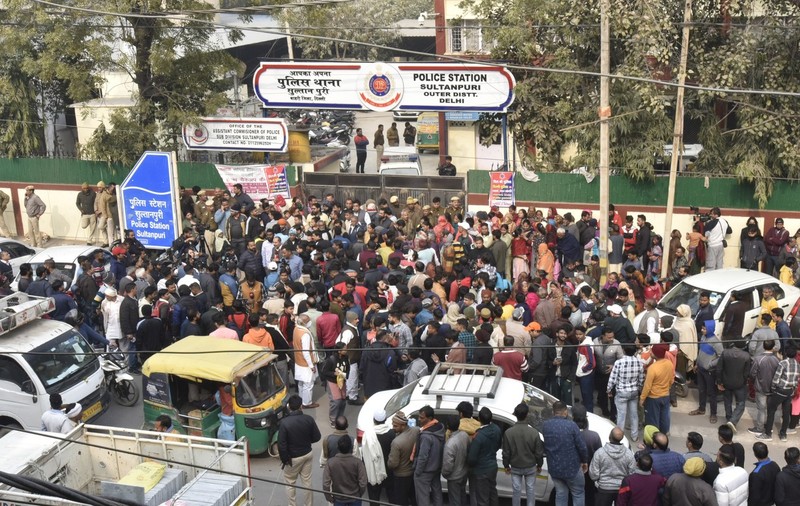 Revoltă în India, după ce o tânără a fost acroșată de o mașină și târâtă aproape o oră. „Muzica dată tare i-a acoperit țipetele”