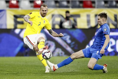 epa09577254 Denis Alibec (L) of Romania in action against Daniel Leo Gretarsson (R) of Iceland during the FIFA World Cup 2022 group J qualifying soccer match between Romania and Iceland in Bucharest, Romania, 11 November 2021. EPA-EFE/Robert Ghement