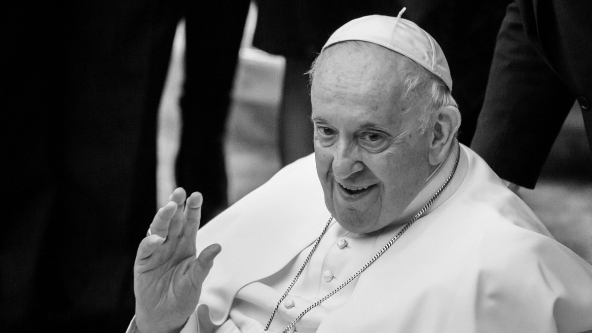 Papa Francisc a murit luni, 21 aprilie, în a doua zi de Paște. El avea 88 de ani şi supravieţuise recent unei crize grave de pneumonie dublă