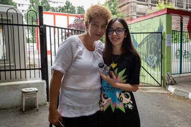 Violeta și mama ei, la ieșirea din examen