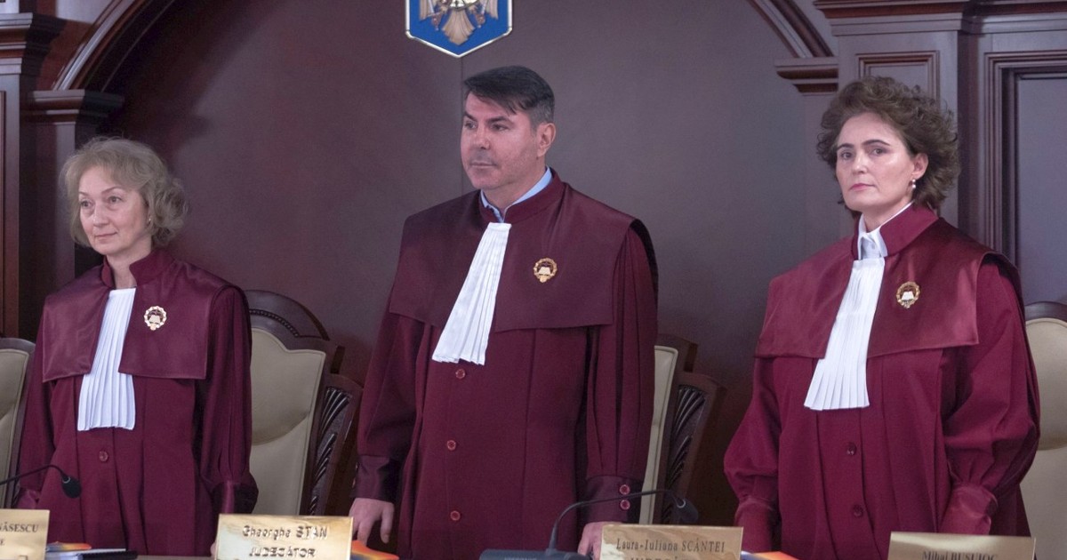 Gheorghe Stan, încadrat de Simina Tănăsescu, președinta CCR, și Laura Scîntei, judecătoare