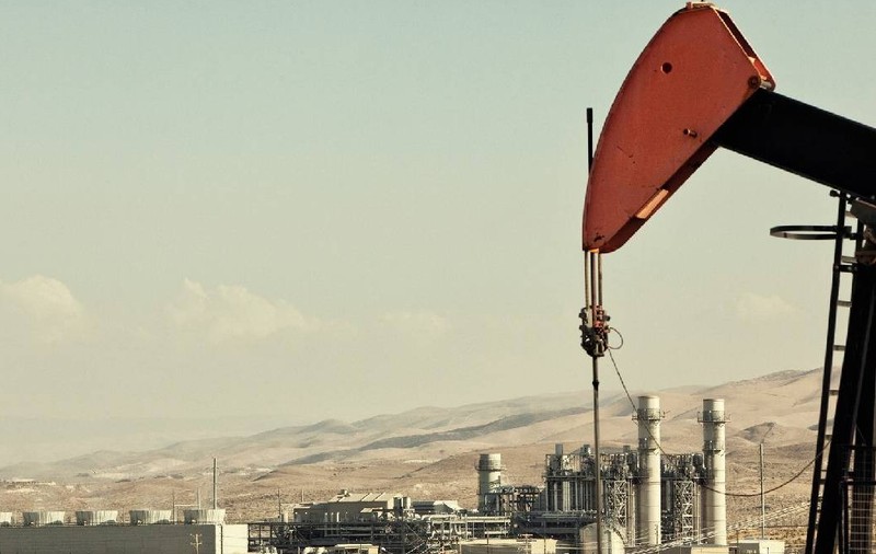 Pompă de petrol și rafinărie în câmpul petrolier. Foto: Profimedia Images