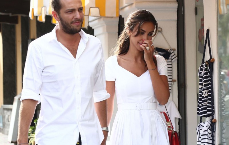 EXCLUSIV/ Mădălina Ghenea își adoarme fetița după metoda bunicii. O leagănă pe picioare!