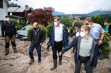 Olaf Scholz, al doilea din stânga, vizitează o zonă afectată de inundații în Schoenau am Koenigssee, pe 18 iulie 2021. Fotografie via EPA-EFE/LUKAS BARTH-TUTTAS